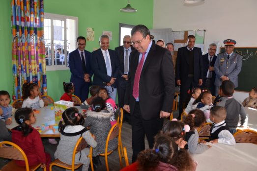 Le Gouverneur de Sidi Kacem, visite les unités préscolaires