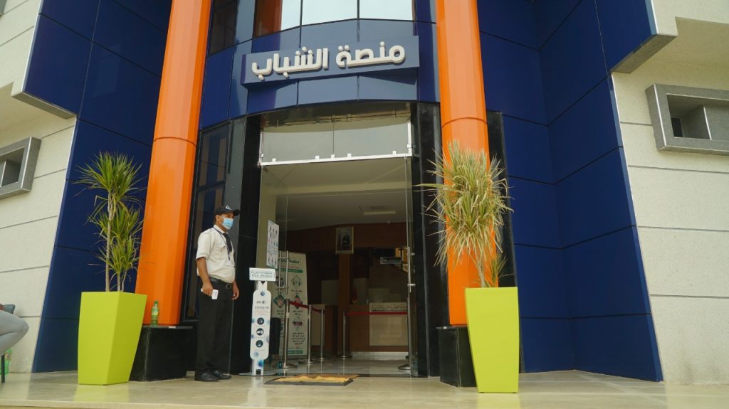 La mise en place des mesures sanitaires spécifiques liées au COVID-19 à la plateforme des Jeunes de Sidi Kacem.