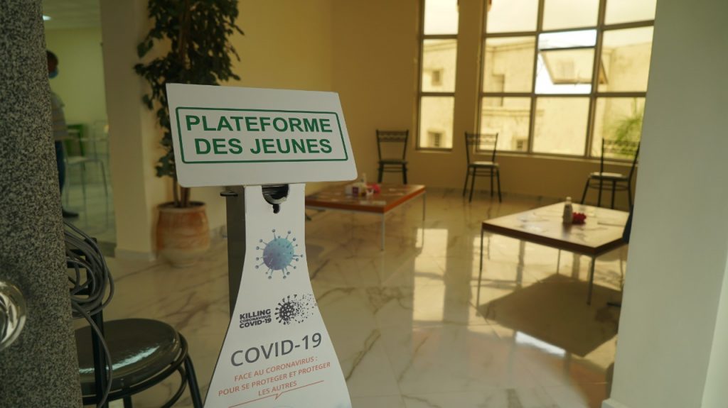 La mise en place des mesures sanitaires spécifiques liées au COVID-19 à la plateforme des Jeunes de Sidi Kacem.
