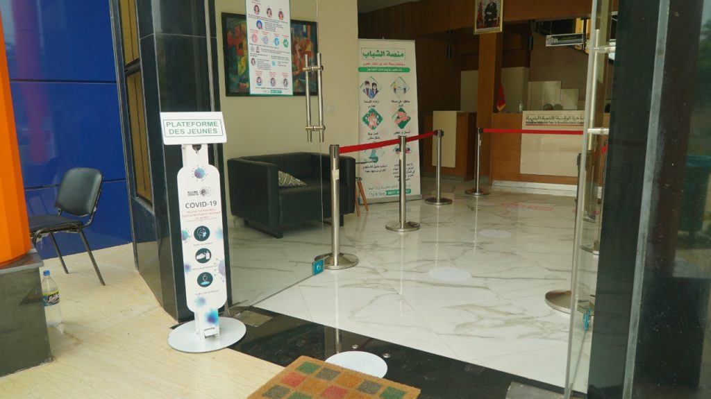 La mise en place des mesures sanitaires spécifiques liées au COVID-19 à la plateforme des Jeunes de Sidi Kacem.